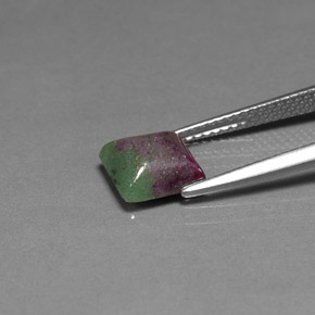 Rubis zoïsite multicolore naturelle carré, 2,33 ct, opaque