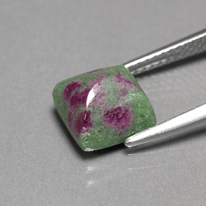 Rubis zoïsite multicolore naturelle carré, 4,04 ct, opaque