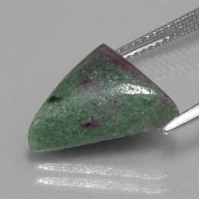 Rubis zoïsite multicolore naturelle trillion, 8,77 ct, opaque