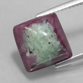 Rubis zoïsite multicolore naturelle carré, 7,66 ct, opaque