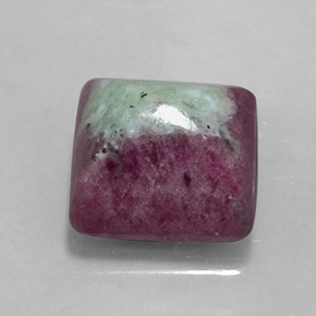 Rubis zoïsite multicolore naturelle carré, 7,66 ct, opaque
