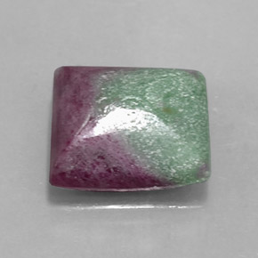 Rubis zoïsite multicolore naturelle carré, 5,70 ct, opaque