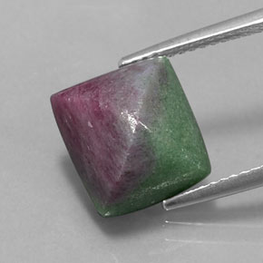 Rubis zoïsite multicolore naturelle carré, 8,46 ct, opaque