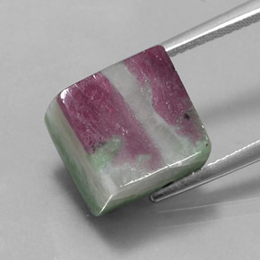 Rubis zoïsite multicolore naturelle carré, 11,56 ct, opaque