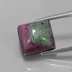 Rubis zoïsite multicolore naturelle carré, 7,62 ct, opaque