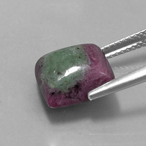 Rubis zoïsite multicolore naturelle carré, 7,62 ct, opaque