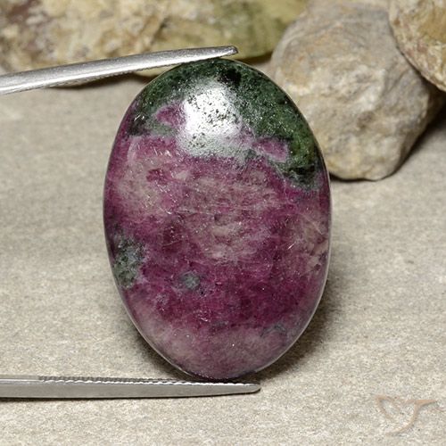 42.28ct Naturel Multicolore Rubis-Zoisite, ovale, Opaque