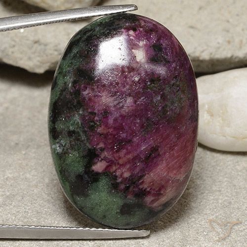 46.96ct Naturel Multicolore Rubis-Zoisite, ovale, Opaque