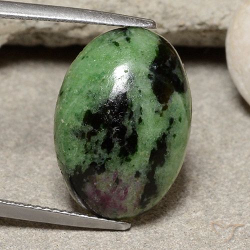 15.46ct Naturel Multicolore Rubis-Zoisite, ovale, Opaque