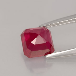 Rubis rouge naturelle taille émeraude, 1,55 ct, SI