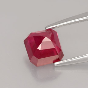 Rubis rouge naturelle taille émeraude, 1,68 ct, VS-SI