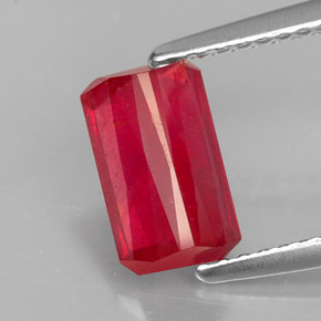 Rubis rouge naturelle taille émeraude, 1,77 ct, VS-SI