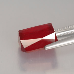 Rubis rouge naturelle taille émeraude, 3,28 ct, VS-SI