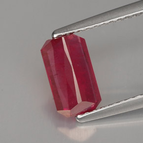Rubis rouge naturelle taille émeraude, 1,52 ct, VS-SI