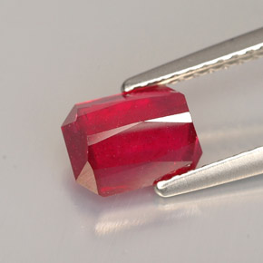 Rubis rouge naturelle taille émeraude, 1,67 ct, SI