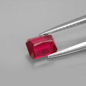 Rubis rouge naturelle taille émeraude, 1,35 ct, SI