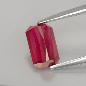 Rubis rouge naturelle taille émeraude, 1,61 ct, SI