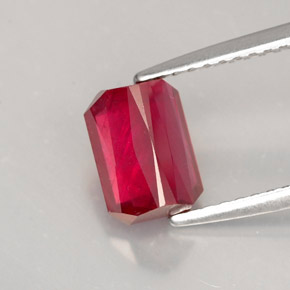 Rubis rouge naturelle taille émeraude, 1,82 ct, SI