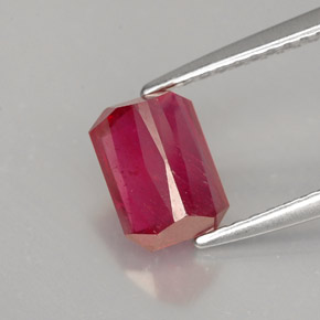 Rubis rouge naturelle taille émeraude, 1,68 ct, SI