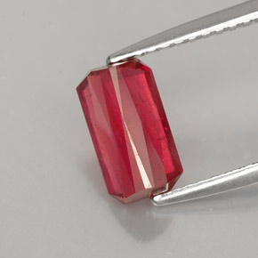 Rubis rouge naturelle taille émeraude, 1,54 ct, SI