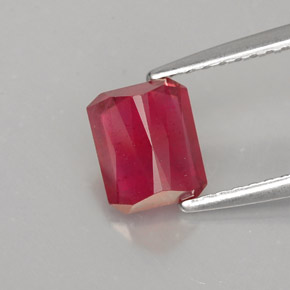 Rubis rouge naturelle taille émeraude, 1,29 ct, SI