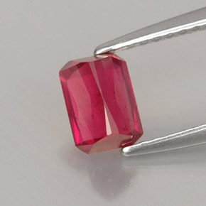 Rubis rouge naturelle taille émeraude, 0,96 ct, SI