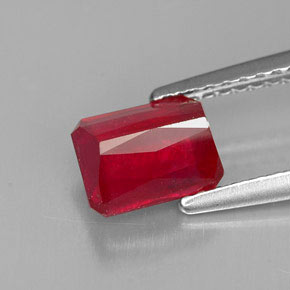 Rubis rouge naturelle taille émeraude, 1,58 ct, SI