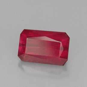 Rubis rouge naturelle taille émeraude, 1,24 ct, SI