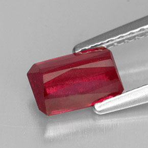 Rubis rouge naturelle taille émeraude, 1,24 ct, SI