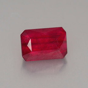 Rubis rouge naturelle taille émeraude, 1,26 ct, SI