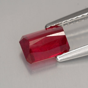 Rubis rouge naturelle taille émeraude, 1,26 ct, SI