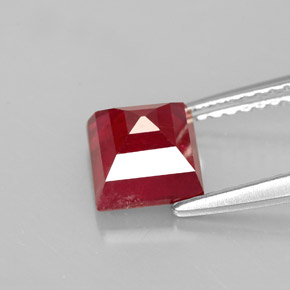Rubis rouge naturelle carré, 2,07 ct, SI