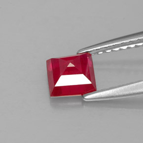 Rubis rouge naturelle carré, 0,83 ct, VS-SI