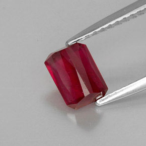 Rubis rouge naturelle taille émeraude, 1,29 ct, VS-SI