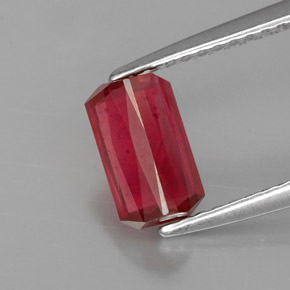 Rubis rouge naturelle taille émeraude, 1,30 ct, VS-SI