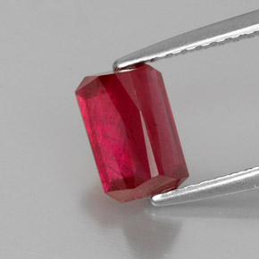 Rubis rouge naturelle taille émeraude, 1,80 ct, SI