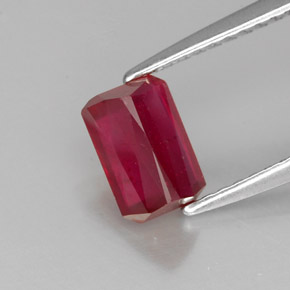 Rubis rouge naturelle taille émeraude, 1,29 ct, SI