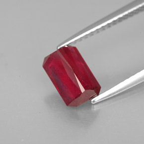 Rubis rouge naturelle taille émeraude, 1,66 ct, SI