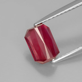 Rubis rouge naturelle taille émeraude, 1,67 ct, SI