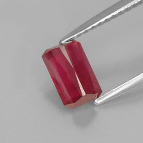 Rubis rouge naturelle taille émeraude, 1,31 ct, SI