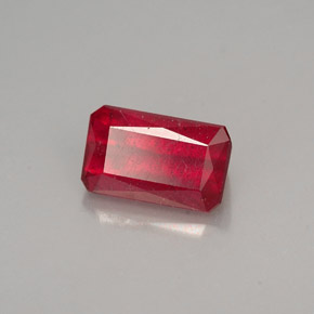 Rubis rouge naturelle taille émeraude, 1,39 ct, VS-SI