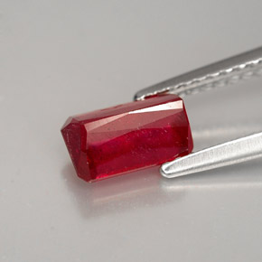 Rubis rouge naturelle taille émeraude, 1,39 ct, VS-SI