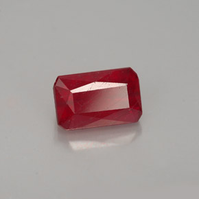 Rubis rouge naturelle taille émeraude, 1,31 ct, VS-SI