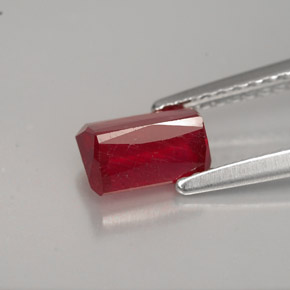 Rubis rouge naturelle taille émeraude, 1,31 ct, VS-SI