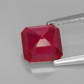 Rubis rouge naturelle taille émeraude, 1,59 ct, VS-SI