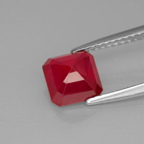 Rubis rouge naturelle taille émeraude, 1,89 ct, VS-SI