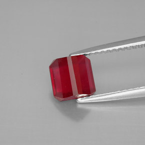Rubis rouge naturelle taille émeraude, 1,88 ct, SI
