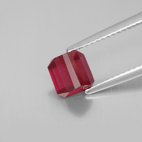 Rubis rouge naturelle taille émeraude, 1,74 ct, SI