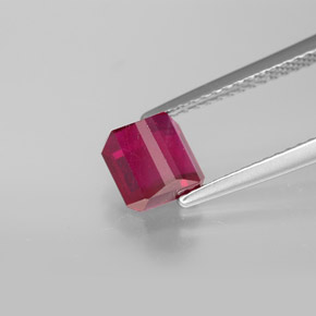 Rubis rouge naturelle taille émeraude, 1,77 ct, SI