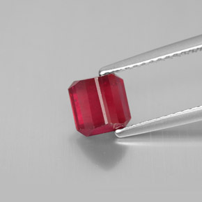 Rubis rouge naturelle taille émeraude, 1,70 ct, SI
